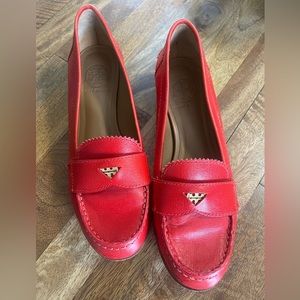 TORY BURCH
Leather Scalloped Accent Loafers Gold Logo sz 7M